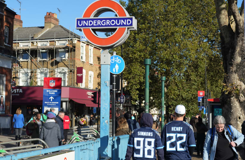  15 de octubre de 2023; Londres, Reino Unido; Un aficionado con una camiseta de la NFL sale de la estación de metro de Seven Sisters antes de un partido de las Series Internacionales de la NFL en el estadio del Tottenham Hotspur. (photo credit: KIRBY LEE/USA TODAY/VIA REUTERS)