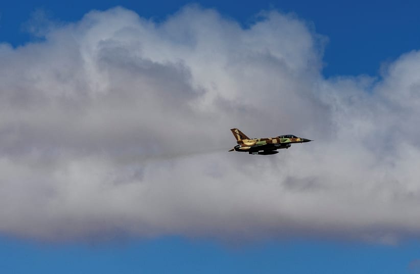Израильский истребитель F-16 пролетает над авиабазой на юге Израиля, 4 марта 2024 года. (Фото: REUTERS/Ronen Zvulun TPX IMAGES OF THE DAY)