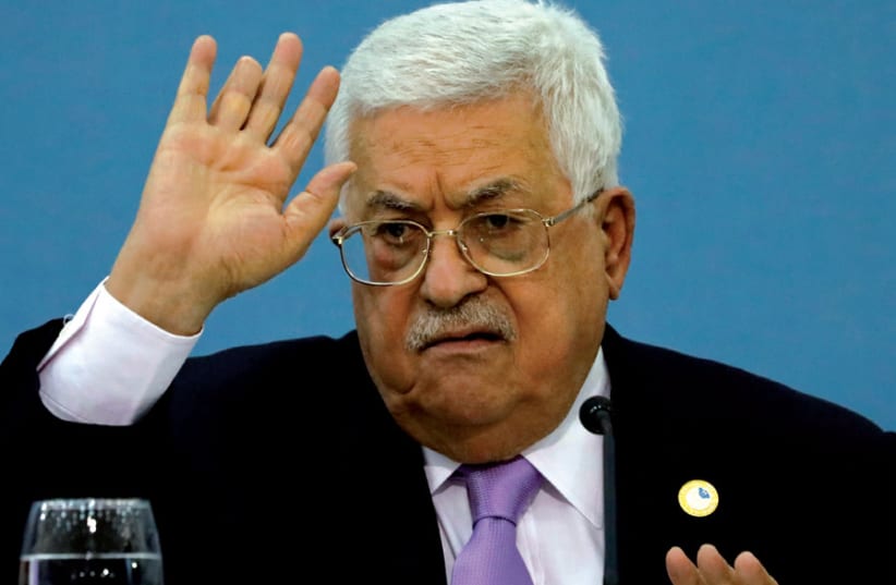  El Presidente de la Autoridad Palestina, Mahmoud Abbas, se dirige a los periodistas árabes en Ramallah el 3 de julio. (photo credit: MOHAMAD TOROKMAN/REUTERS)