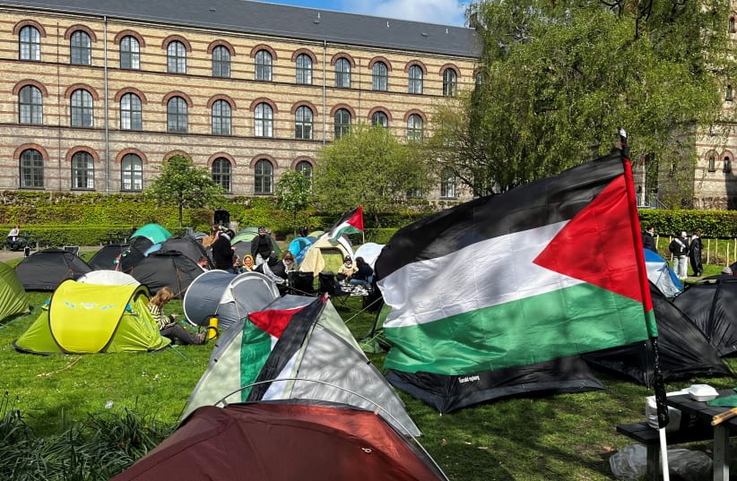  Estudiantes reunidos en una acampada en el campus de la Universidad de Copenhague. 6 de mayo de 2024. (photo credit: REUTERS/Jacob Gronholt Pedersen)
