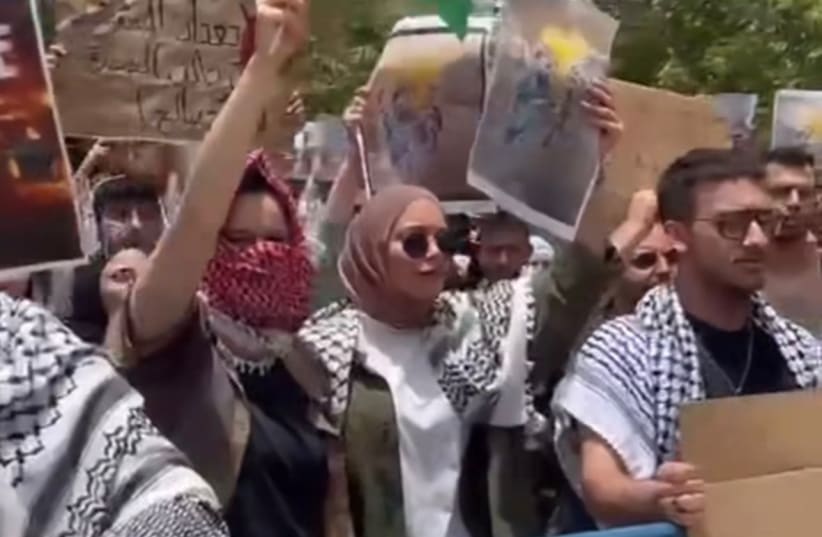  Manifestantes en la Universidad Hebrea de Jerusalén, 28 de mayo de 2024. (photo credit: Screenshot via Instagram/@yanalyabarin)