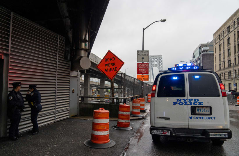  Policía de Nueva York, Agentes de policía montan guardia cerca de una entrada al puente George Washington en Nueva York, Estados Unidos, 15 de mayo de 2024. (photo credit: David Dee Delgado/Reuters)