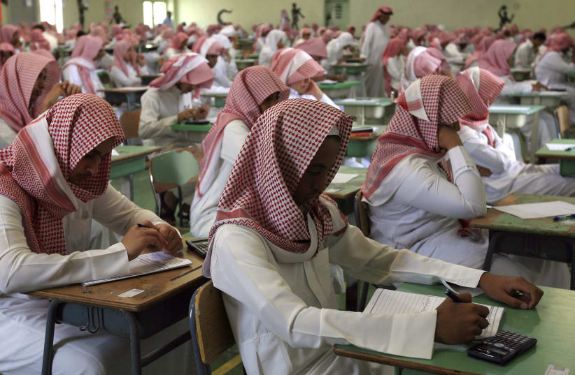  Estudiantes de secundaria se sientan para un examen en una escuela pública de Riad el 15 de junio de 2008. Decenas de miles de estudiantes saudíes de primaria, secundaria y bachillerato han comenzado sus exámenes parciales de una semana. (photo credit: REUTERS/FAHAD SHADEED)