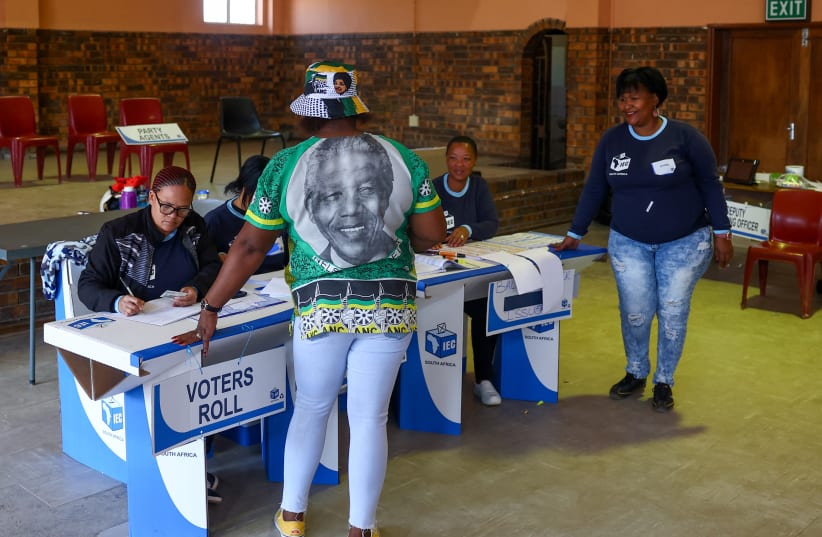  Un votante con una camiseta del Congreso Nacional Africano (ANC) con una imagen del ex presidente sudafricano Nelson Mandela llega para votar en las elecciones sudafricanas en Hopetown, provincia de Cabo del Norte, Sudáfrica 29 de mayo 2024. (photo credit: SIPHIWE SIBEKO/REUTERS)