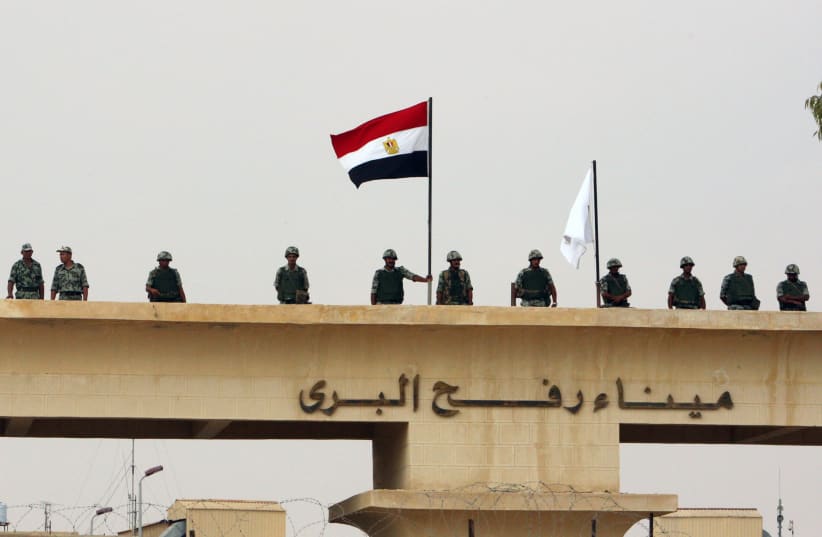 El 30 de agosto de 2008, fuerzas egipcias montan guardia en Rafah. Egipto abrió el paso, permitiendo a cientos de personas salir de Gaza, informaron funcionarios palestinos. (photo credit: REUTERS/MOHAMMED SALEM)