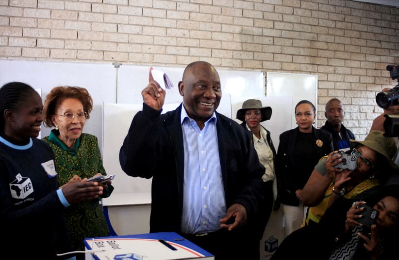  El presidente sudafricano Cyril Ramaphosa deposita su voto durante las elecciones sudafricanas en Soweto, Sudáfrica 29 de mayo 2024. (photo credit:  REUTERS/Oupa Nkosi/File Photo)