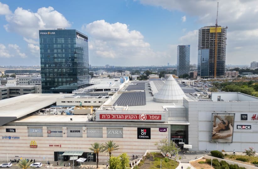  This Petach Tikvah mall will be at the receiving end of a multi-million shekel renovation  (photo credit: COURTESY)