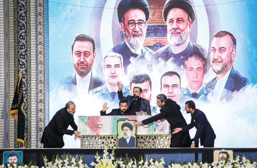  El presidente iraní Ebrahim Raisi, conocido como el "Carnicero de Teherán", encuentra su fin eterno en el santuario del Imán Reza en Mashhad, Irán, el 23 de mayo. (photo credit: Mohsen Bakhshandeh/IRNA/WANA via REUTERS)