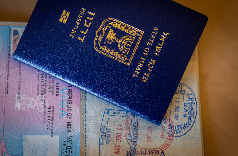  Una imagen ilustrativa muestra un nuevo pasaporte israelí y un antiguo pasaporte israelí con visado estadounidense en Jerusalén, el 18 de enero de 2023. (photo credit: NATI SHOHAT/FLASH90)