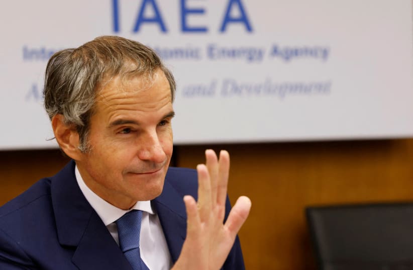 El director general del Organismo Internacional de Energía Atómica (OIEA), Rafael Grossi, espera el inicio de una reunión de la Junta de Gobernadores del organismo, compuesta por 35 países, en Viena, Austria, el 3 de junio de 2024. (photo credit: REUTERS/LEONHARD FOEGER)