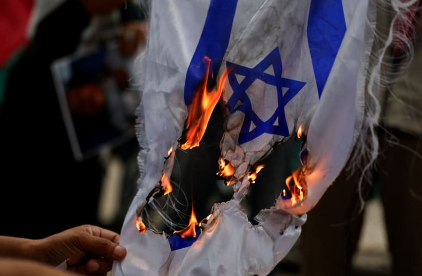  Manifestantes prenden fuego a una bandera de Israel durante una protesta frente a la embajada de Estados Unidos en apoyo a los palestinos de Gaza y para condenar los ataques aéreos israelíes en la ciudad de Rafah, en el sur de la Franja de Gaza, en Ciudad de México, México, 1 de junio de 2024. (photo credit: DANIEL BECERRIL/REUTERS)