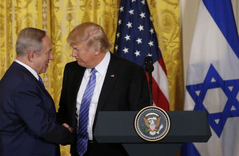  El presidente Donald Trump (d) saluda al primer ministro israelí Benjamin Netanyahu en una rueda de prensa conjunta en la Casa Blanca. (photo credit: KEVIN LAMARQUE/REUTERS)
