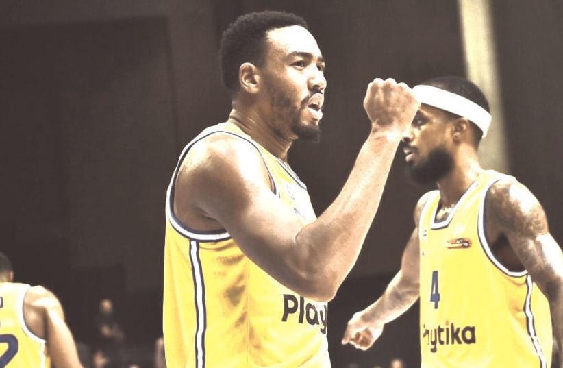  BONZIE COLSON had a number of clutch baskets down the stretch for Maccabi Tel Aviv in its 89-82 home victory over Hapoel Jerusalem in Game 1 of their best-of-3 semifinals series. (photo credit: YEHUDA HALICKMAN)