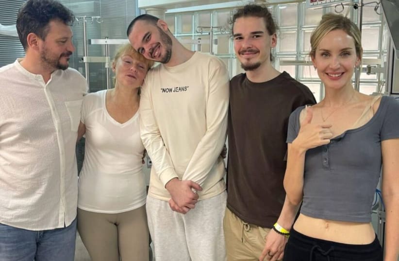  El rehén rescatado Andrey Kozlov se reúne con sus padres el 9 de junio de 2024 (photo credit: HOSTAGES AND MISSING PERSONS COORDINATOR'S OFFICE)