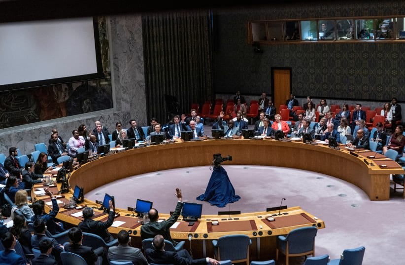  Miembros del Consejo de Seguridad de las Naciones Unidas votan una resolución sobre la no proliferación durante una reunión sobre el mantenimiento de la paz y la seguridad internacionales Desarme nuclear y no proliferación en la sede de la ONU en Nueva York, Estados Unidos, 20 de mayo de 2024. (photo credit: REUTERS/EDUARDO MUNOZ/FILE PHOTO)