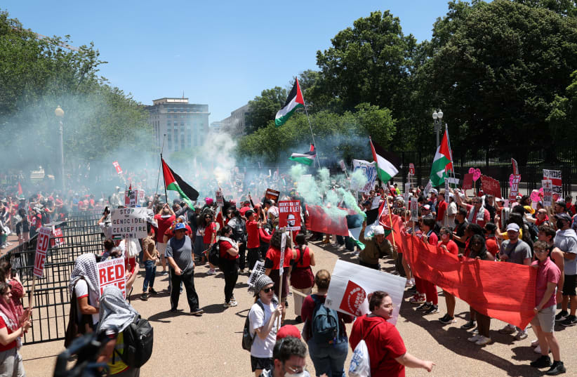  Protesta pro-palestina frente a la Casa Blanca en Washington, EE.UU., el 8 de junio de 2024. (photo credit: REUTERS/TOM BRENNER)
