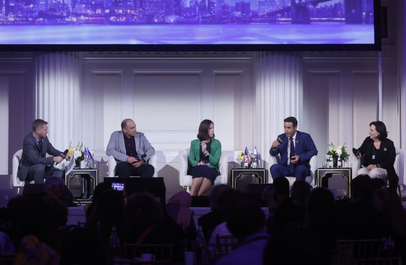  Los panelistas debaten el futuro de la educación judía en el mundo posterior al 7 de octubre en la Conferencia del Jerusalem Post celebrada el lunes en Nueva York. (photo credit: MARC ISRAEL SELLEM)