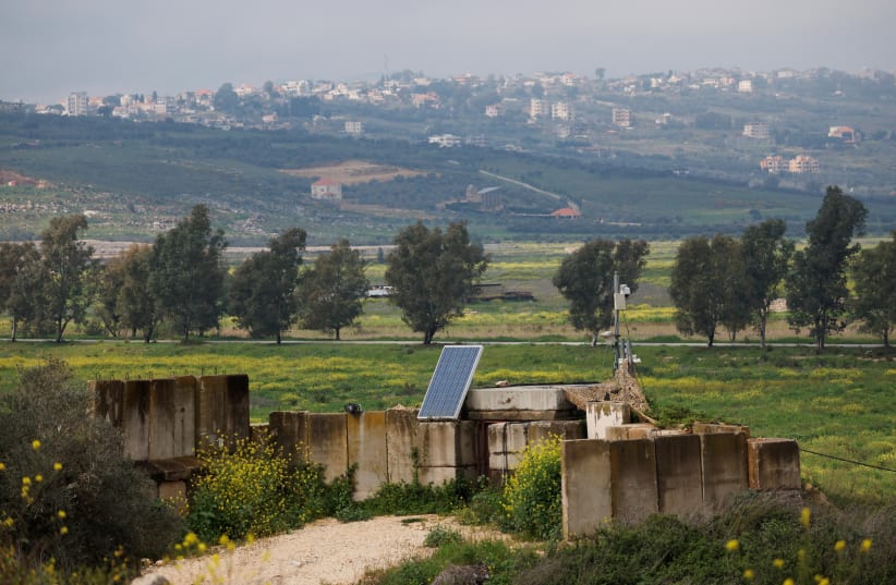  Un puesto de observación militar israelí domina la frontera de Israel con Líbano, en medio de las actuales hostilidades transfronterizas entre Hezbolá y las fuerzas israelíes, en el norte de Israel el 19 de marzo de 2024. (photo credit: CARLOS GARCIA RAWLINS/REUTERS)