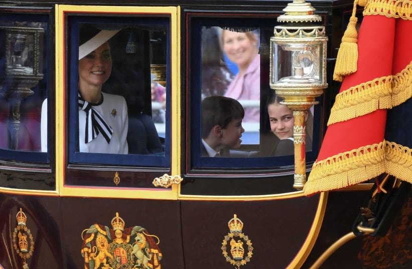  La princesa británica Catalina de Gales, la princesa Carlota y el príncipe Luis llegan para el desfile Trooping the Colour que honra su cumpleaños oficial en Londres, Gran Bretaña, el 15 de junio de 2024. (photo credit:   REUTERS/CHRIS J RATCLIFFE/POOL)