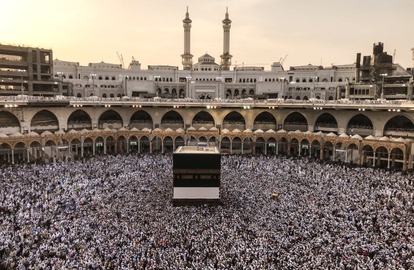  Peregrinos musulmanes rodean la Kaaba y rezan en la Gran Mezquita antes de la peregrinación anual del Hayy en la ciudad santa de La Meca, Arabia Saudí 16 de agosto de 2018. (photo credit: ZOHRA BENSEMRA/REUTERS)