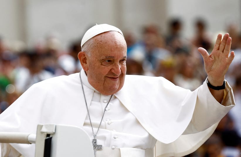 2024 年 6 月 19 日，教皇方济各抵达梵蒂冈圣彼得广场参加每周公开接见时向人们致意。（图片来源：路透社/GUGLIELMO MANGIAPANE/档案照片）