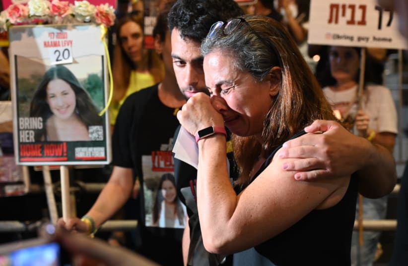  Ayelet, madre de la rehén Naama Levy, rompe a llorar en la víspera del 20 cumpleaños de su hija, esta tarde en la Plaza de los Rehenes de Tel Aviv. (photo credit: Paulina Patimer)