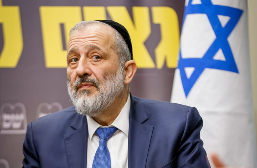  El líder de Shas, MK Aryeh Deri, en una reunión del partido, en la Knesset, el parlamento israelí en Jerusalén, el 30 de enero de 2023. (photo credit: OLIVIER FITOUSSI/FLASH90)
