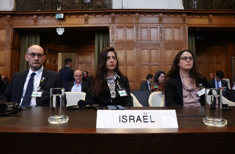 El Fiscal General Adjunto Gilad Noam, la Asesora Jurídica Tamar Kaplan Tourgeman y Avigail Frisch Ben Avraham observan en la CIJ. (photo credit: REUTERS/YVES HERMAN)
