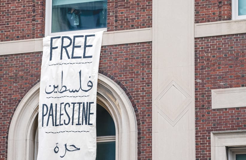  Una pancarta "PALESTINA LIBRE" cuelga de una ventana del Hamilton Hall de la Universidad de Columbia en abril. El escritor pregunta: "¿Es Palestina una creación árabe o fue Palestina creada para los judíos?". (photo credit: David Dee Delgado/Reuters)