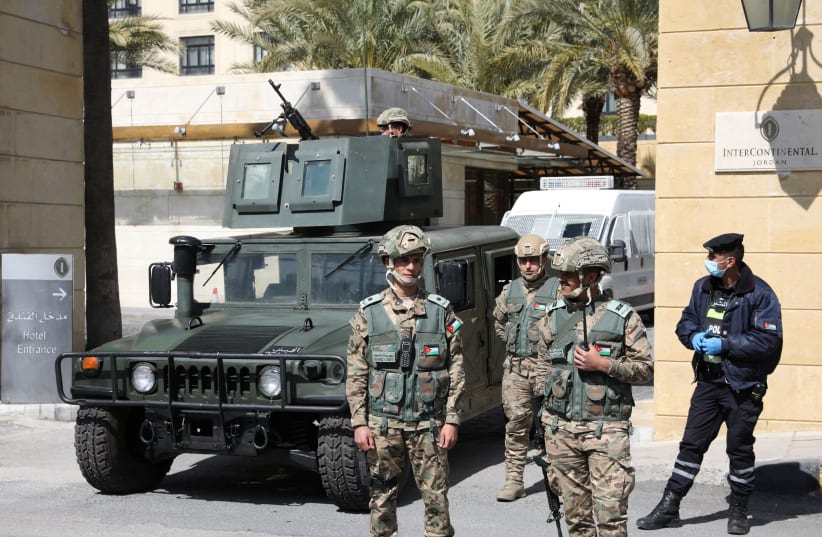  Miembros del ejército jordano montan guardia frente a un hotel que se transformó en una estación de cuarentena en medio de la preocupación por el coronavirus (COVID-19) en Ammán, Jordania, 17 de marzo de 2020. (photo credit: MUHAMMAD HAMED/REUTERS)