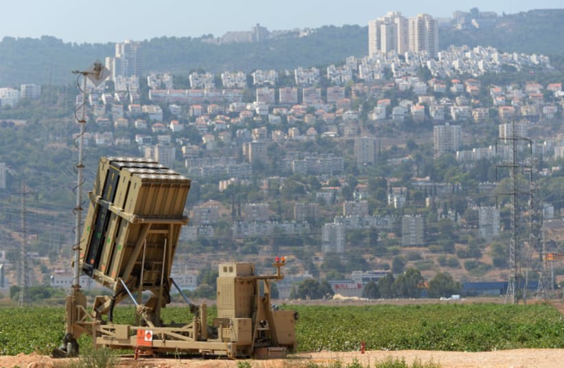  Sistema anticohetes Cúpula de Hierro visto en la ciudad de Haifa, Israel, 30 de agosto de 2013. (photo credit: GILI YAARI/FLASH90)