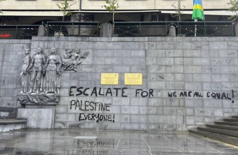  Un monumento conmemorativo en Bruselas a los no judíos que trabajaron para rescatar a los judíos de la campaña de genocidio nazi fue pintarrajeado con mensajes antiisraelíes el martes, según informaron organizaciones judías. (photo credit: SCREENSHOT/X:@OdileMargaux)