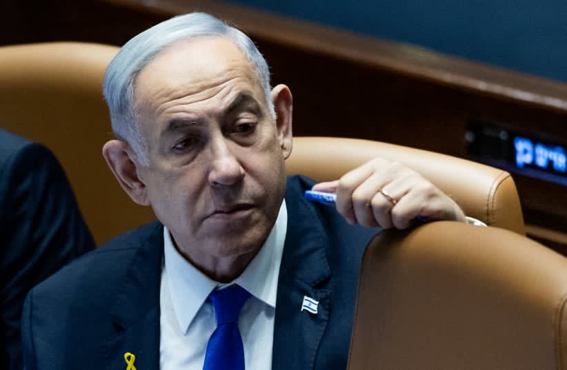  El primer ministro israelí Benjamin Netanyahu, ministros y diputados en un debate de 40 firmas, en el salón de plenos de la Knesset, el parlamento israelí en Jerusalén, el 27 de mayo de 2024. (photo credit: YONATAN SINDEL/FLASH90)