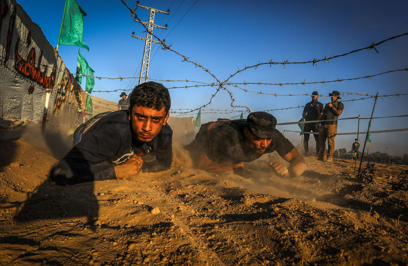  Jóvenes palestinos demuestran sus habilidades durante un ejercicio en un campamento de estilo militar organizado por Hamás , en Khan Yunis, en la Franja de Gaza, 8 de agosto de 2023. (photo credit: ABED RAHIM KHATIB/FLASH90)