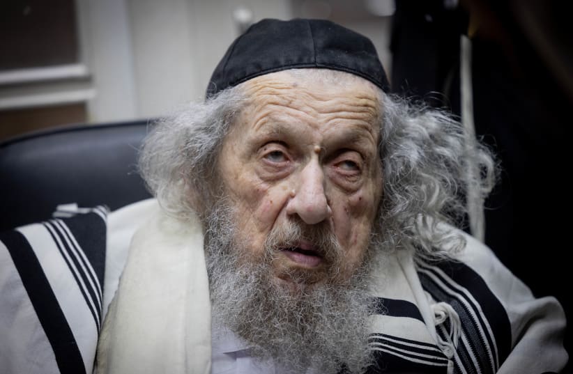  El rabino Dov Lando en su casa de Bnei Brak, el 27 de febrero de 2024. (photo credit: Chaim Goldberg/Flash90)