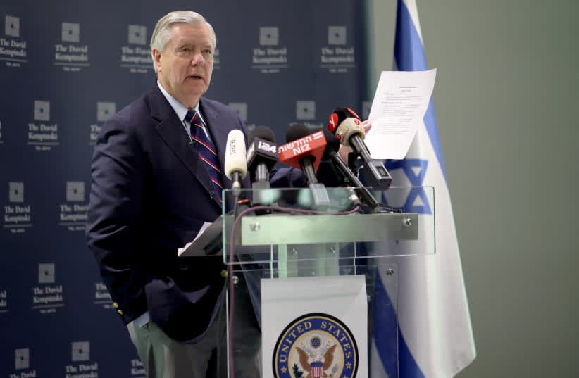  El senador estadounidense Lindsey Graham (R-SC) hace una declaración a la prensa, en medio del actual conflicto en Gaza entre Israel y el grupo islamista palestino Hamás, en Tel Aviv, Israel, 29 de mayo de 2024. (photo credit: REUTERS/MARKO DJURICA)