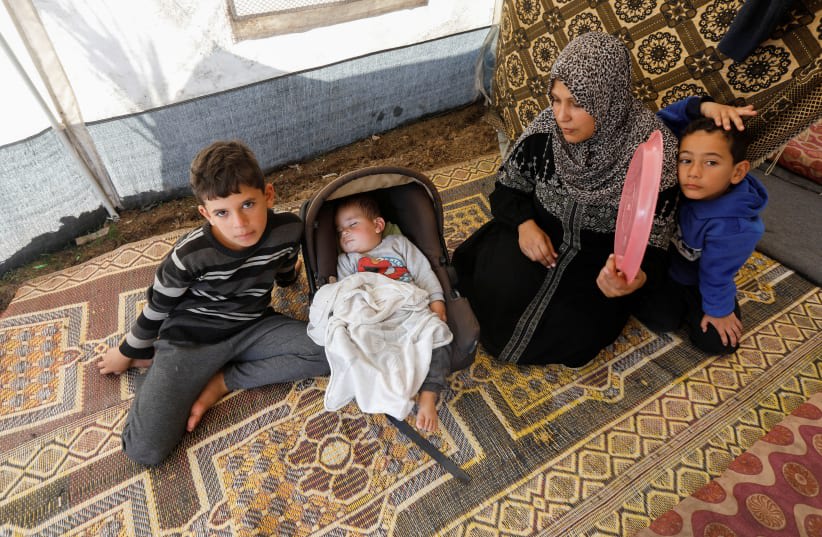  Una familia palestina desplazada se refugia en tiendas de campaña en el hospital Nasser de Khan Younis, en el sur de la Franja de Gaza. (photo credit: REUTERS/SALEH SALEM)