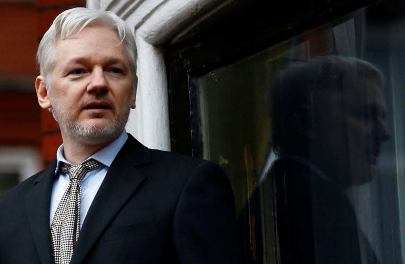  El fundador de WikiLeaks, Julian Assange, pronuncia un discurso desde el balcón de la Embajada de Ecuador, en el centro de Londres. (photo credit: REUTERS)