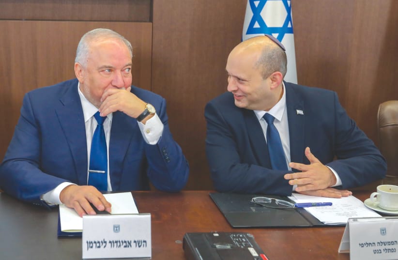 El entonces primer ministro Naftali Bennett y el entonces ministro de Finanzas Avigdor Liberman asisten a una reunión del gabinete, en Jerusalén, en julio de 2022. (photo credit: MARC ISRAEL SELLEM/THE JERUSALEM POST)