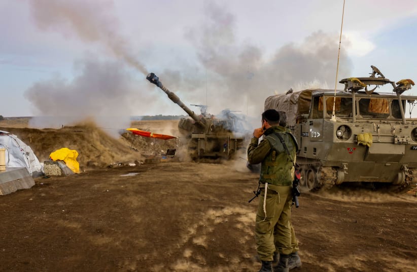 Una unidad de artillería de las FDI dispara hacia Líbano cerca de la frontera israelí con Líbano, norte de Israel, 2 de noviembre de 2023. (photo credit: David Cohen/Flash90)