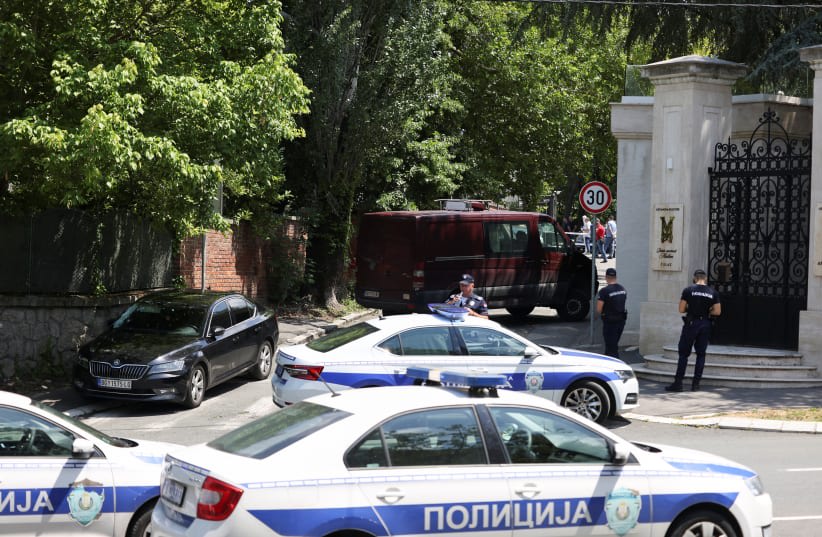  Agentes de policía aseguran la zona, tras un atentado cerca de la embajada israelí en Belgrado, Serbia, 29 de junio de 2024. (photo credit:  REUTERS/ZORANA JEVTIC)