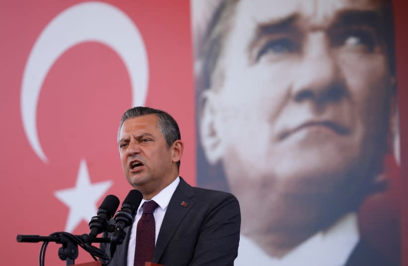  El líder del principal partido de la oposición turca, el Partido Republicano del Pueblo (CHP), Ozgur Ozel, con un póster del fundador de la Turquía moderna, Ataturk, al fondo, habla durante un mitin en Estambul, Turquía, el 18 de mayo de 2024. (photo credit: DILARA SENKAYA/REUTERS)