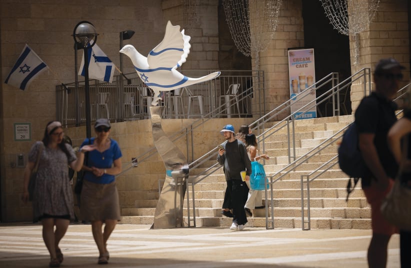  ESTATUA DE PALOMA en el centro comercial Mamilla de Jerusalén. (photo credit: Chaim Goldberg/Flash90)