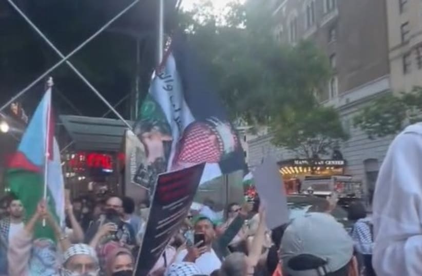  Pancarta del portavoz de Hamás Abu Obaida en una protesta el 28 de junio en Nueva York (photo credit: Screenshot/ Within Our Lifetime video/ X)