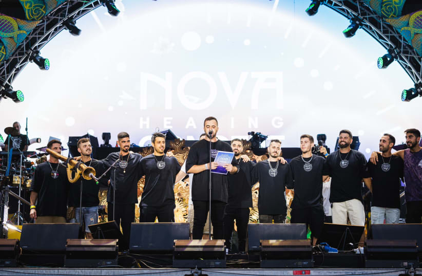  El fundador de Nova, Nimrod Arnin, habla en el acto de Nova en el parque Hayarkon. 27 de junio de 2024. (photo credit: Gal Haro)