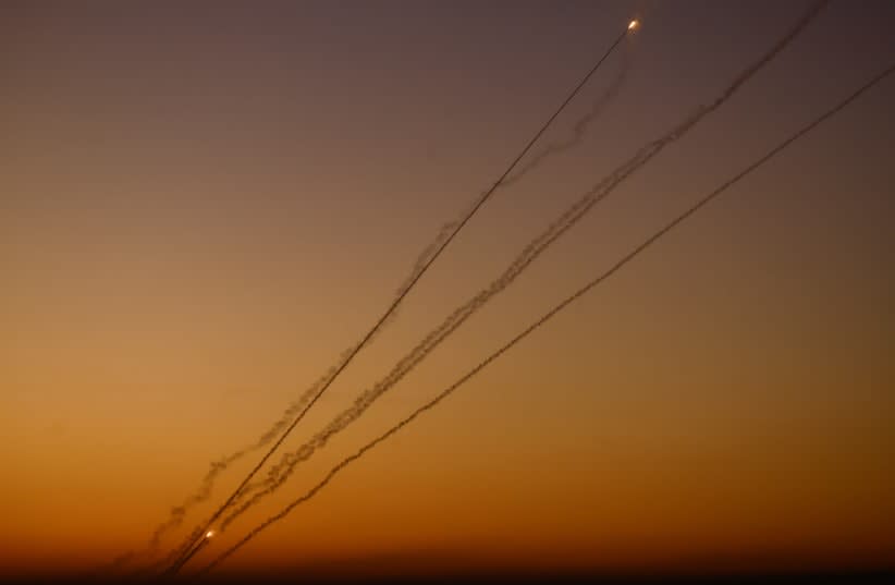  Cohetes disparados desde Gaza se dirigen hacia Israel, en la frontera entre Israel y Gaza, en medio del actual conflicto entre Israel y el grupo islamista palestino Hamás, visto desde el sur de Israel, 15 de diciembre de 2023. (photo credit: REUTERS/CLODAGH KILCOYNE)