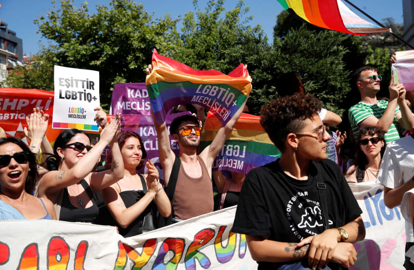  La comunidad LGBTQ+ de Turquía se reúne para el desfile del Orgullo, prohibido por las autoridades locales, en Estambul, Turquía, 30 de junio de 2024. (photo credit: REUTERS/DILARA SENKAYA)