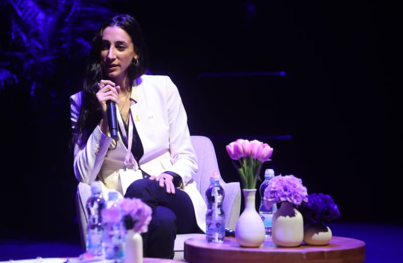 Tali Biner en la conferencia de la Asociación de Centros de Crisis por Violación