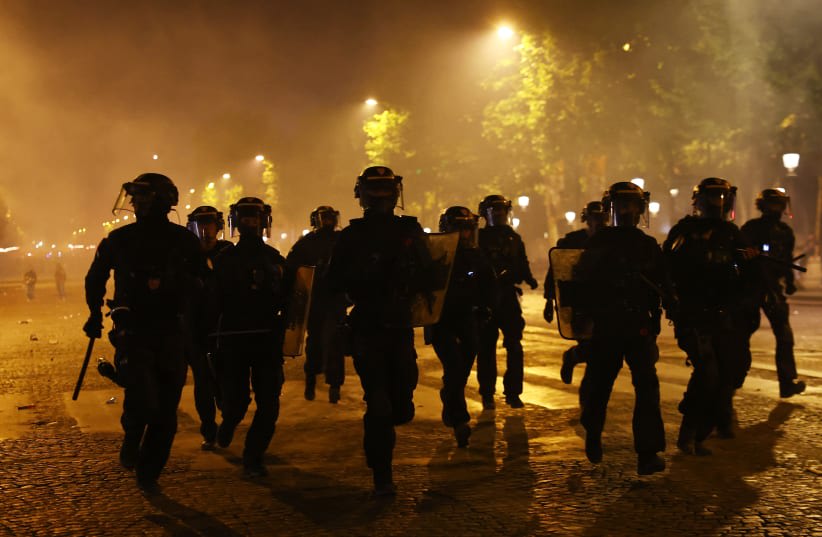  Policía antidisturbios en la avenida de los Campos Elíseos tras la victoria del París Saint Germain en la Liga de Campeones, París, Francia, 31 de mayo de 2025 (photo credit: REUTERS/Abdul Saboor)