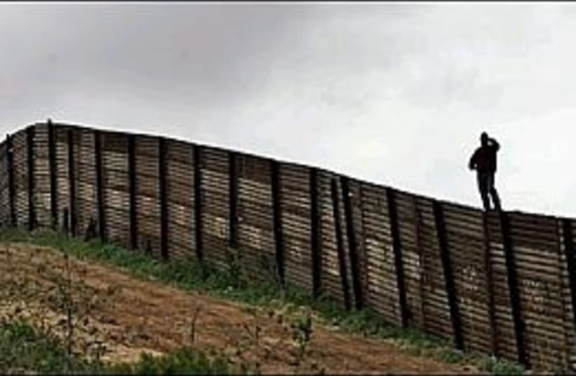 US-Mexico border 298.88 (photo credit: AP)